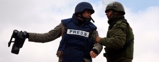 جنود الاحتلال يعتدون على الصحفيين