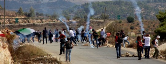 أرشيفية: مواجهات بين شبان فلسطينيين وجنود الاحتلال