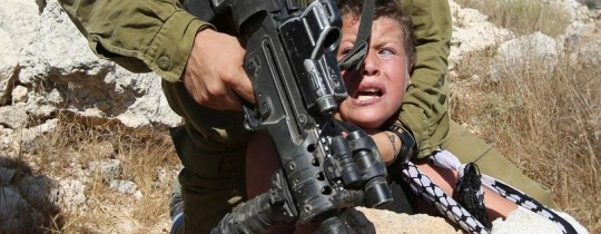 اعتداء جندي صهيوني على طفل فلسطيني