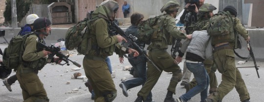 جنود الاحتلال يعتقلون شاباً فلسطينياً