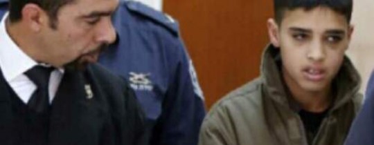 المحامي طارق برغوث خلال تواجده مع الطفل الأسير مناصرة في المحكمة سابقًا