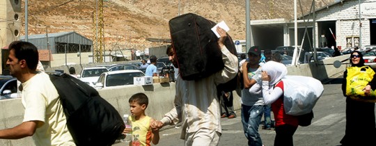 لاجئون فلسطينيّون يعبرون الحواجز الحدويّة للأراضي السورية هرباً من أعمال العنف