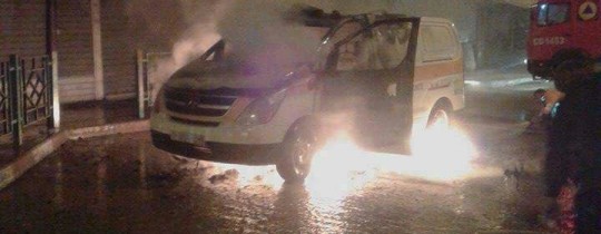 سيارة الإسعاف التي اشتعلت بها النيران شرق غزة