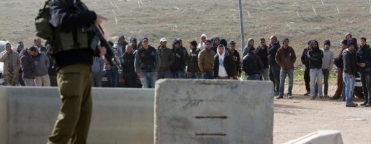 عمال فلسطينيين على حواجز الاحتلال - أرشيف