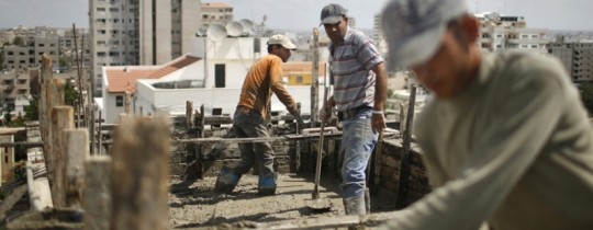 عمال بناء في غزة