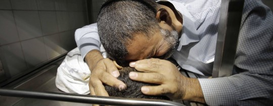 ذوي شهيد يُلقون النظرة الأخيرة عليه، استشهد برصاص الاحتلال في غزة