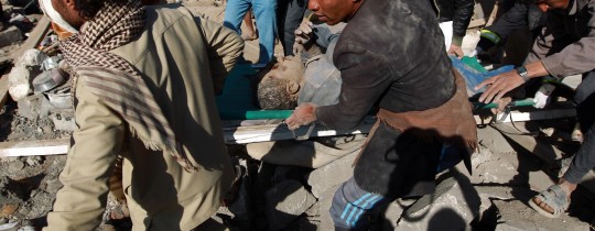 يمنيون ينقلون مصابا