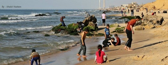 أطفال يلهون على شاطئ بحر غزة