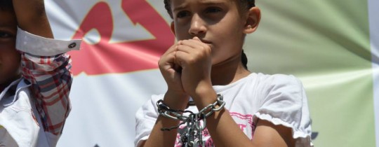 طفلة في اعتصام لمساندة الأسرى الفلسطينيين