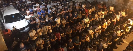 فلسطينيو القدس يواصلون صلواتهم في أقرب النقاط للمسجد الأقصى