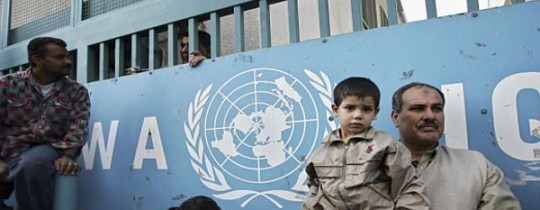 أرشيف: مواطنون يحتجون أمام مقر عمليات الوكالة