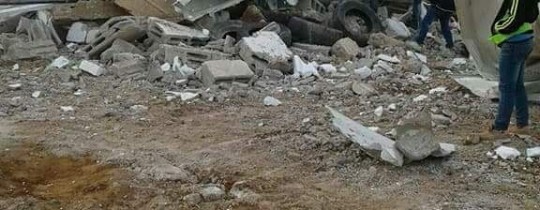 طلاب مدرسة أبو النوار التي هدمتها قوات الاحتلال فجر اليوم في بلدة العيزرية