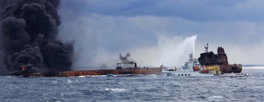 عمليات إطفاء حريق الناقلة