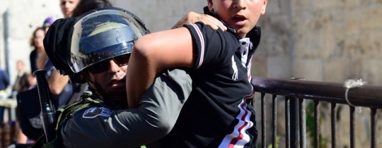 شرطة الاحتلال تعتقل فتى بالقدس