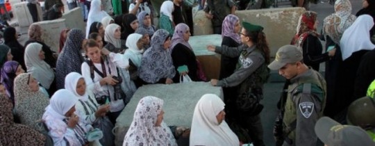 الآلاف يتوافدون للأقصى لأداء الجمعة الأخيرة من رمضان