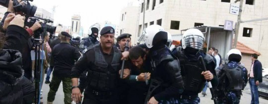 من قمع السلطة للمظاهرات المنددة بمحاكمة الشهيد والأسرى في رام الله، يوم الأحد 