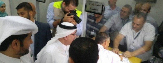 السفير العمادي خلال زيارة لبريد عمر المختار بغزة