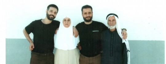 صورة تجمع الأسيرين الشقيقين ابراهيم ومحمد غبارية مع والديهما