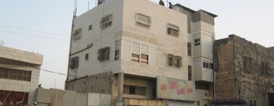 العليا تقر تأجيل إخلاء المستوطنين من منزل أبو رجب بالخليل