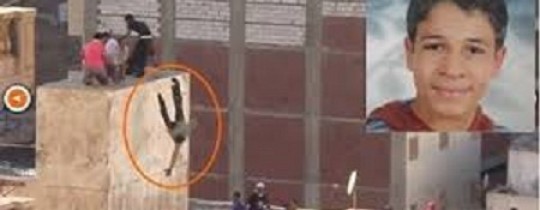 صورة من حادث إلقاء الصبية من أعلى بناء بالاسكندرية