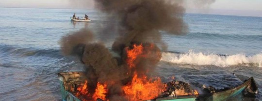 احتراق مركب للصيادين قبالة بحر غزة
