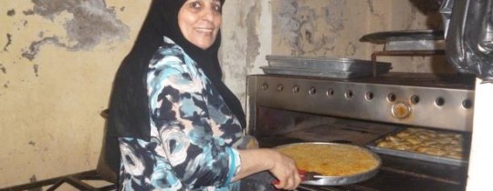 بسمة وهي تعد الحلويات