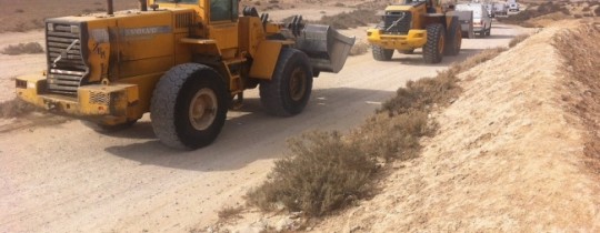 جرافات الاحتلال في طريقها لهدم منزل فلسطيني في النقب المحتل- ارشيف
