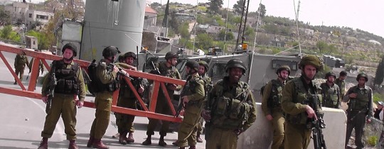 جنود الاحتلال على حاجز قلنديا في وقت سابق