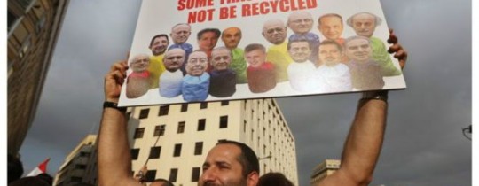 يطالب المحتجون باستقالة الحكومة