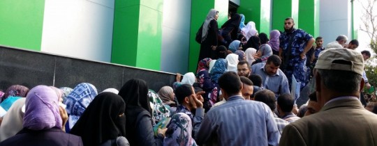 مواطنون يتلقّون مستحقاتهم المالية عبر بنك البريد- فرع غزة