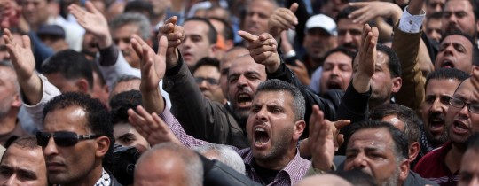 تعبيرية - تظاهرة لموظفي السلطة في قطاع غزة احتجاجاً على خصم 30 % من رواتبهم في وقت سابق