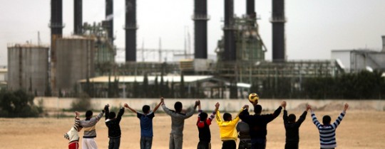 اطفال غزة امام شركة الكهرباء وسط القطاع