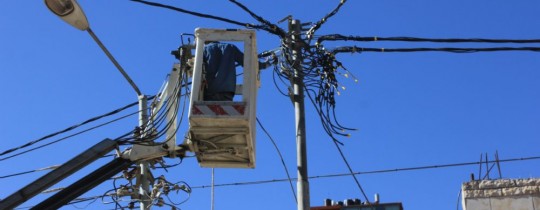 أعمال صيانة بخطوط كهرباء