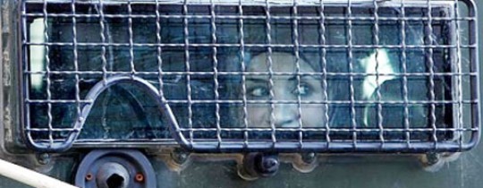 لحظة اعتقال سيدة فلسطينية