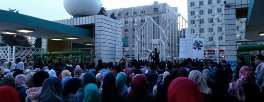 من اعتصام الطلبة أمام الجامعة