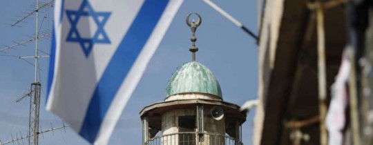 يمنع المساجد من استخدام مُكبّرات الصوت لإسماع صوت الأذان، في أوقات ما بين الساعة 11 ليلاً والسابعة صباحاً