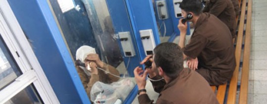 قوات الاحتلال تعتقل والدة أسير من القدس أثناء زيارته في سجونها - تعبيرية 