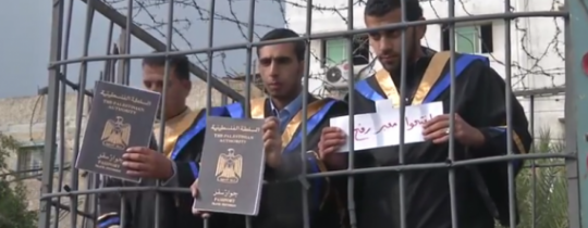 ارشيفية - مجموعة من الطلبة يطالبون مصر بفتح معبر رفح