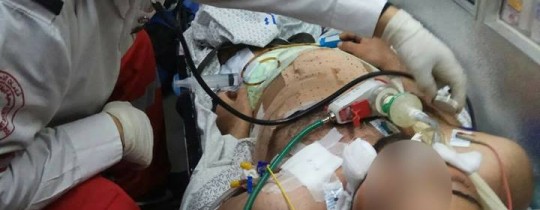 الصحفي أحمد أبو حسين داخل إسعاف الهلال الأحمر بعد مغادرته قطاع غزّة