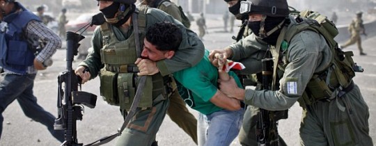 أرشيف: جنود الاحتلال يعتقلون مواطناً بالضفة