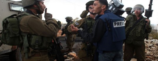 قوات الاحتلال تعتدي على الصحفيين الفلسطينيين - وكالات 