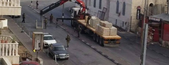 قوات الاحتلال تضع مكعبات إسمنتيّة على مدخل بيت لحم الشمالي