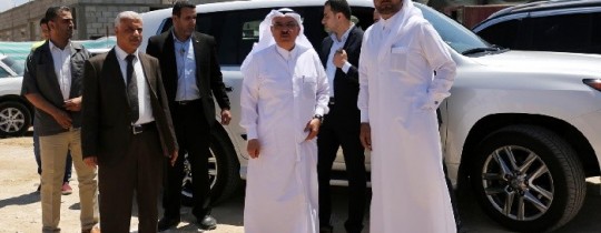 العمادي يُحيط به عدد من المرافقين