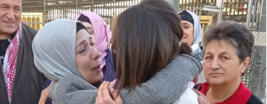 ميس برفقة والدتها لحظة تحررها 
