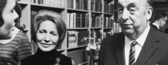 كانت ماتيلدا (وسط الصورة) زوجة الشاعر الراحل (على اليمين) تعتقد أنه لم يمت بسبب السرطان