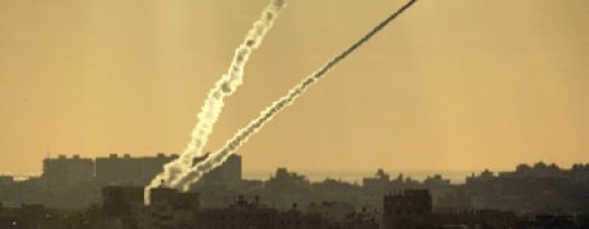 عشرات الصواريخ تُطلقها المُقاومة الفلسطينيّة باتجاه الأراضي المحتلة