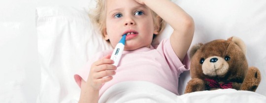 يجب إطعام الطفل غذاء صحّي وخفيف إلى حين تعافيه من الحُمّى