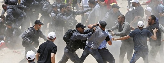 قوات الاحتلال اعتدت على سكان "الخان الأحمر"، يوم الأربعاء (وكالات)