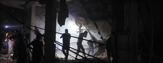 الاحتلال يقصف عبر طيران منزلا في مخيم جباليا اليوم، وكالات