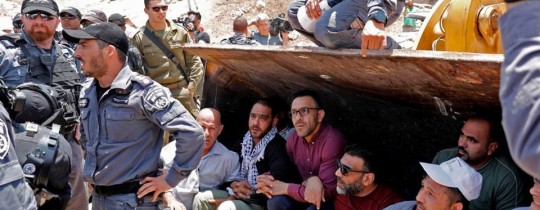 نفّذ الاحتلال، يوم 4 تمّوز/يوليو، اعتداءً وحشيًا على السكّان والمتضامنين في الخان الأحمر